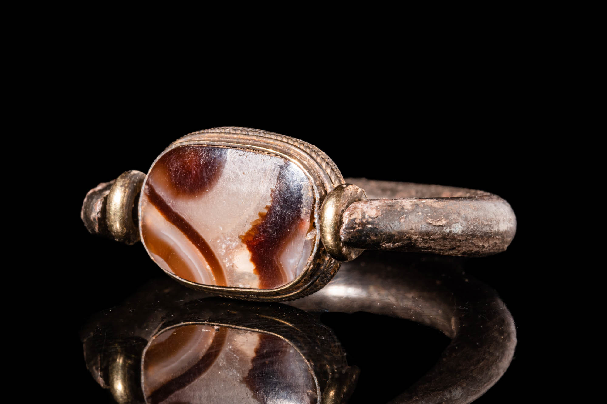 EGYPTIAN SILVER FINGER RING WITH AGATE BEZEL
