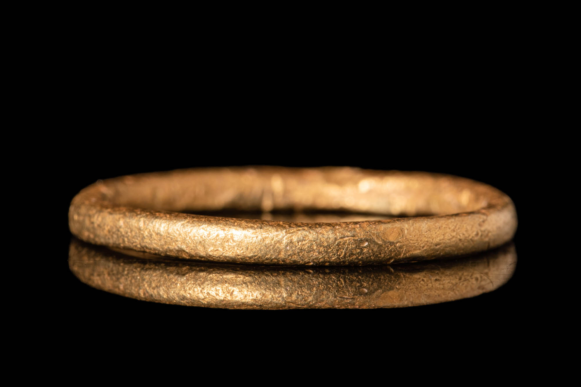 VIKING/SAXON AGE GOLD RING WITH SIMPLE HOOP - Image 3 of 4