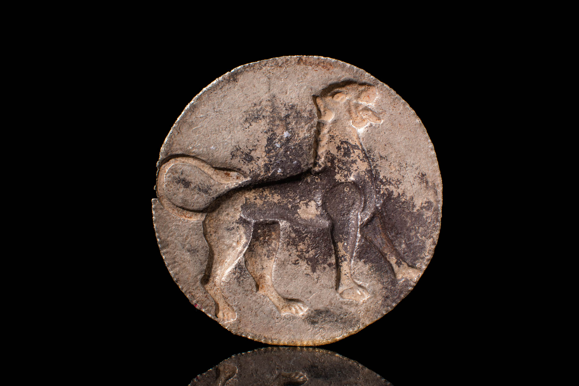IRON AGE SILVER GILDED APPLIQUE DEPICTING A ROARING LION - Image 3 of 3