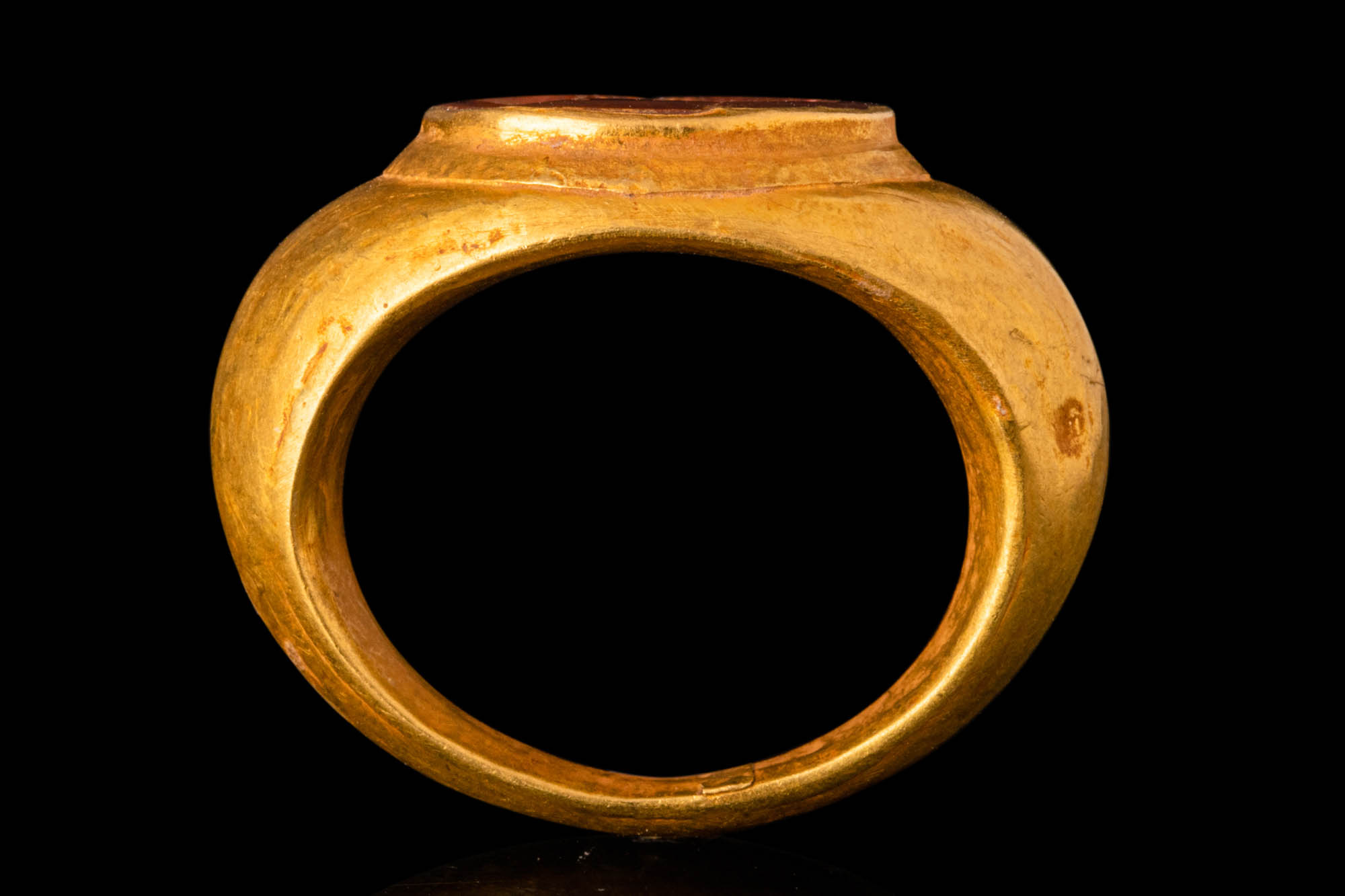 ROMAN GOLD FINGER RING WITH JASPER INTAGLIO DEPICTING A YOUNG WOMAN - Image 5 of 6