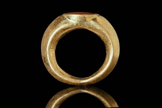 ROMAN GOLD RING WITH CARNELIAN INTAGLIO DEPICTING AN ANIMAL - Image 5 of 5