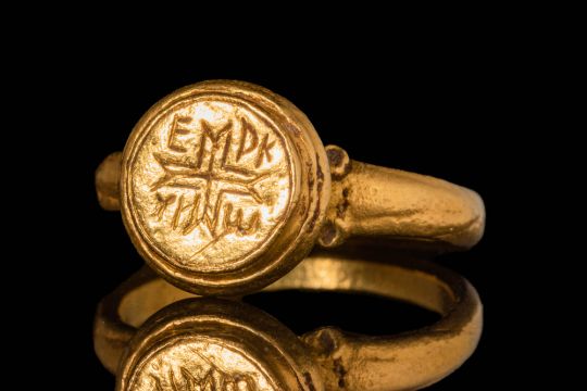 BYZANTINE GOLD RING WITH MONOGRAM - Image 2 of 9