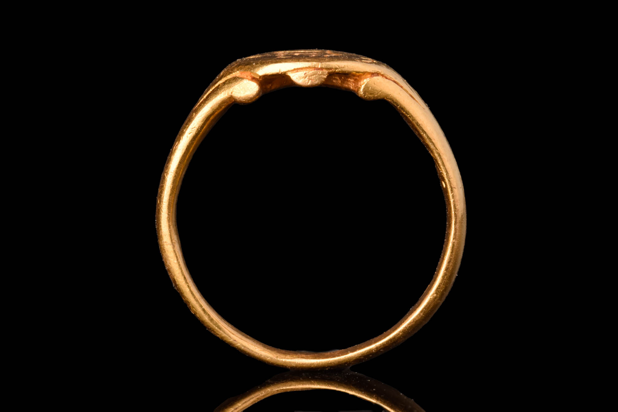 MEDIEVAL GOLD RING INSCRIBED WITH 'IHS' MONOGRAM - Image 5 of 5