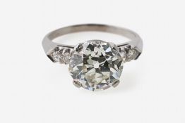 Ring mit großem Diamantsolitär