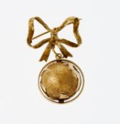 Schleifenbrosche mit Weltkugelanhänger