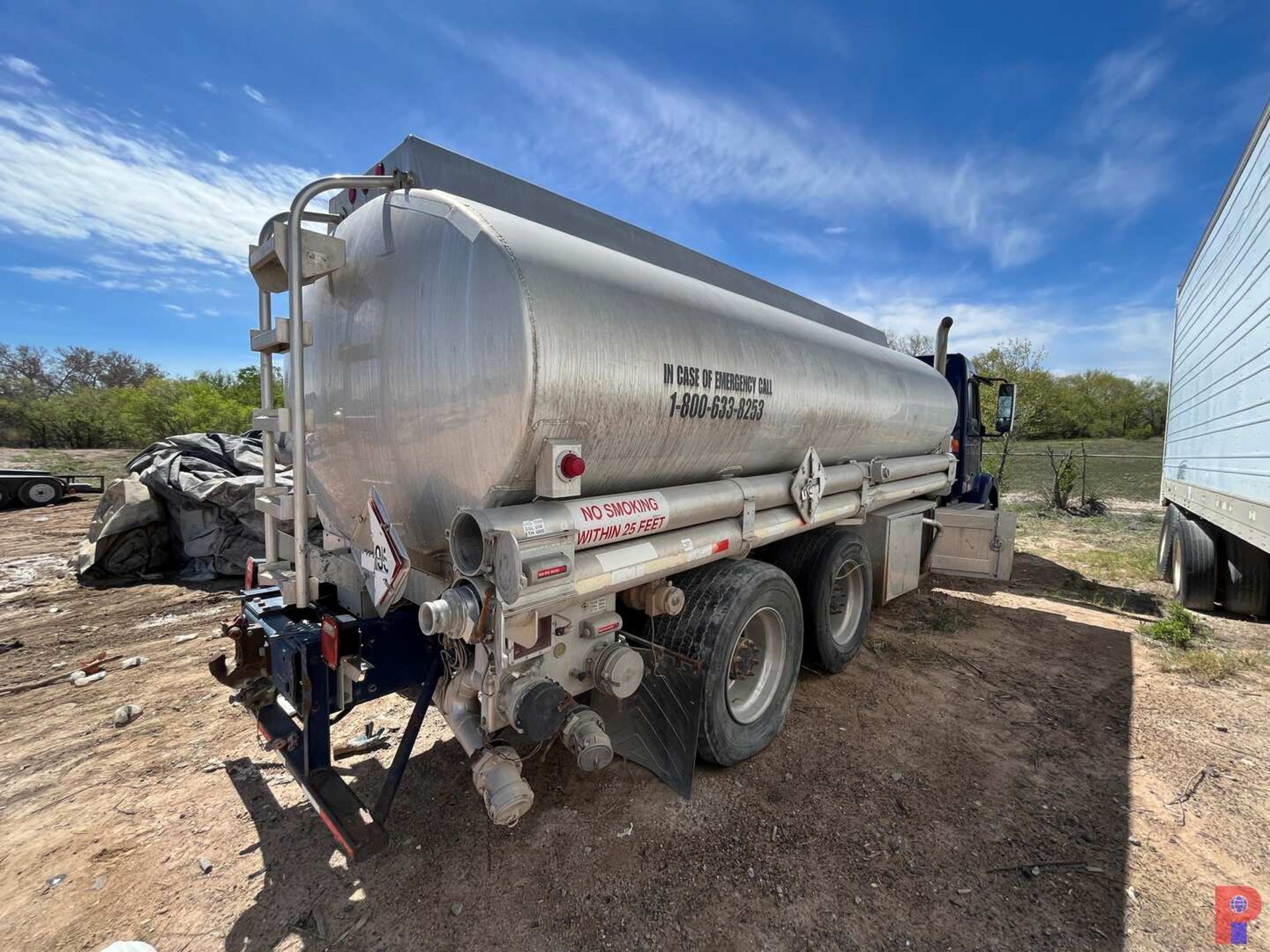 2013 VOLVO BOBTAIL FUEL TRUCK - Image 6 of 14