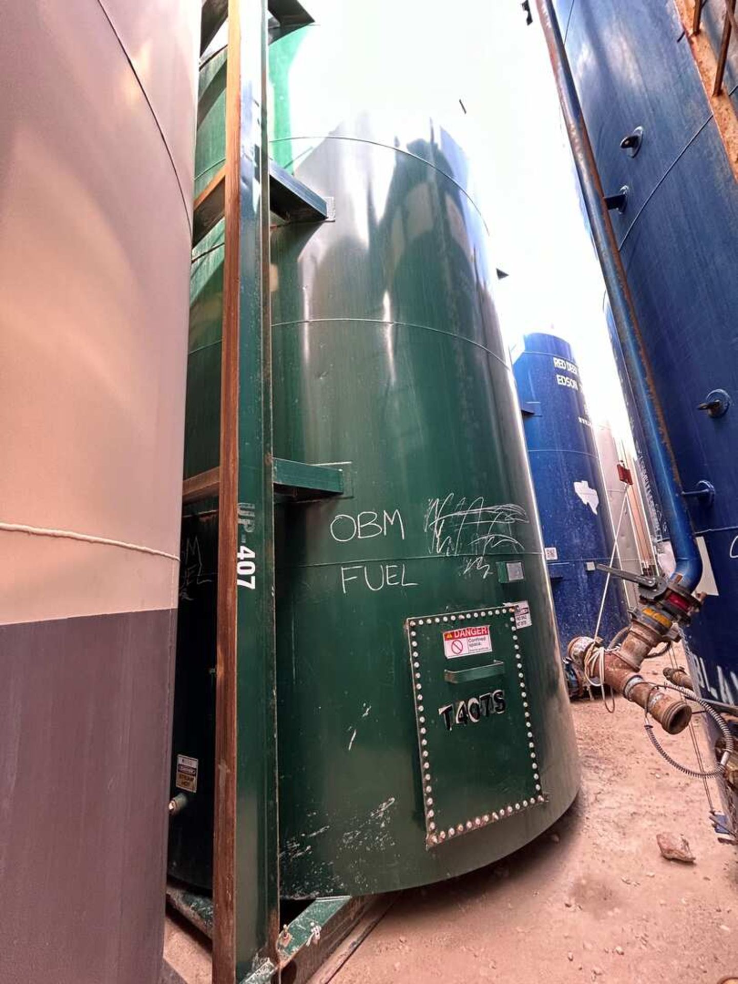 VERTICAL 400 BBL SLOPE BOTTOM FLUID TANKS - Image 2 of 3