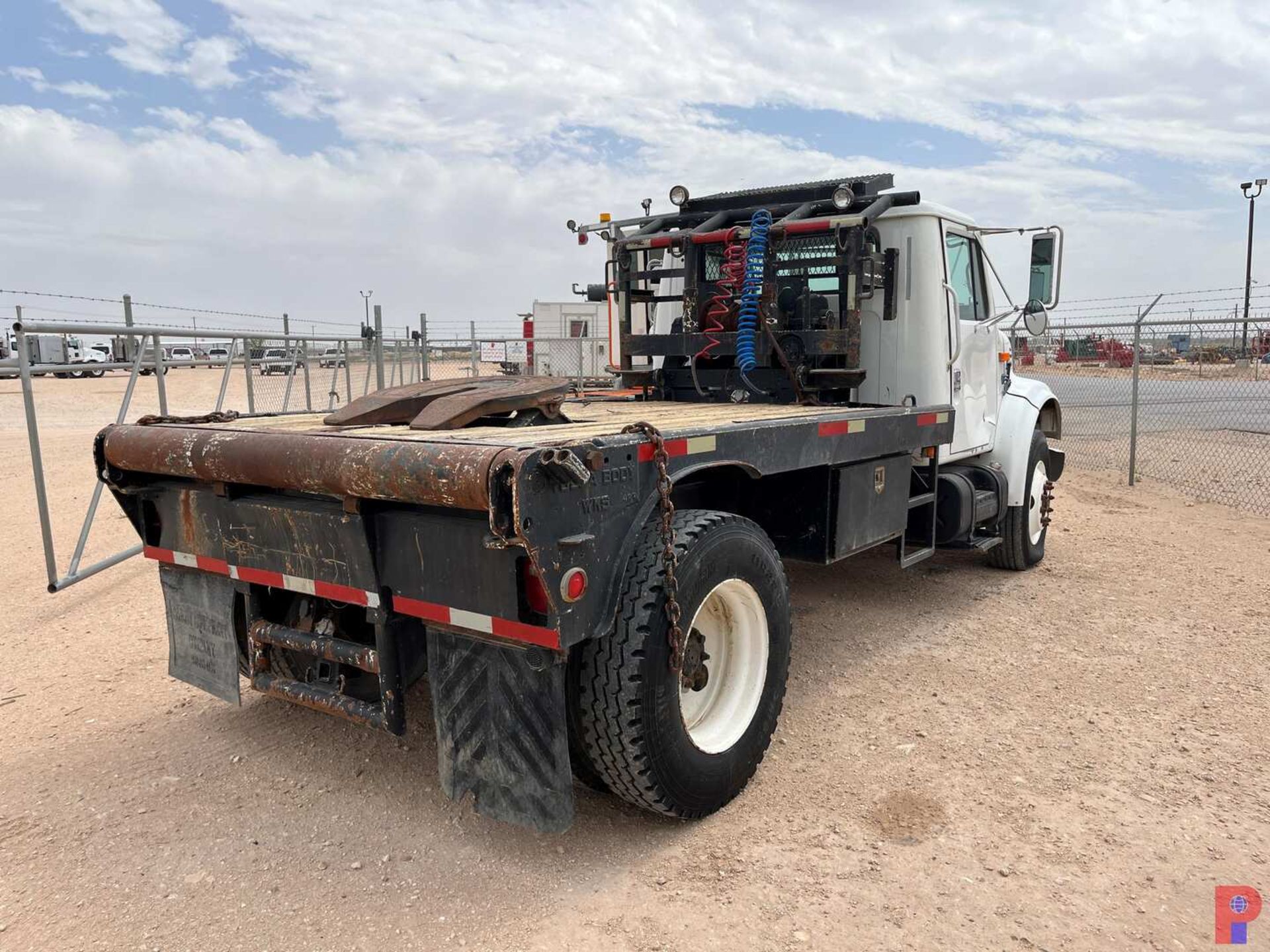 2000 INTERNATIONAL 4900 4X2 S/A DAYCAB WINCH TRUCK - Image 3 of 9