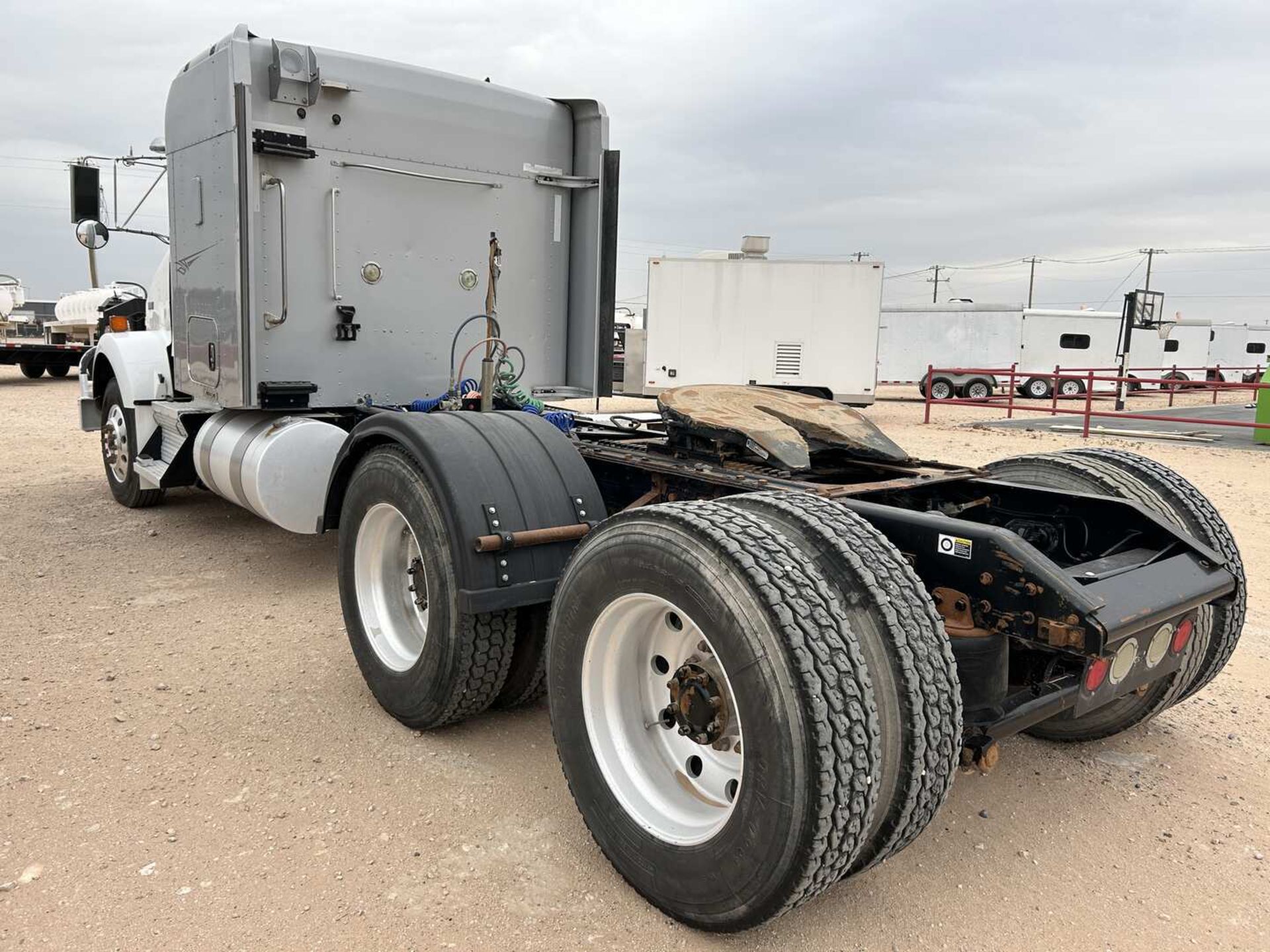 2012 KENWORTH T800 T/A SLEEPER HAUL TRUCK - Image 4 of 18