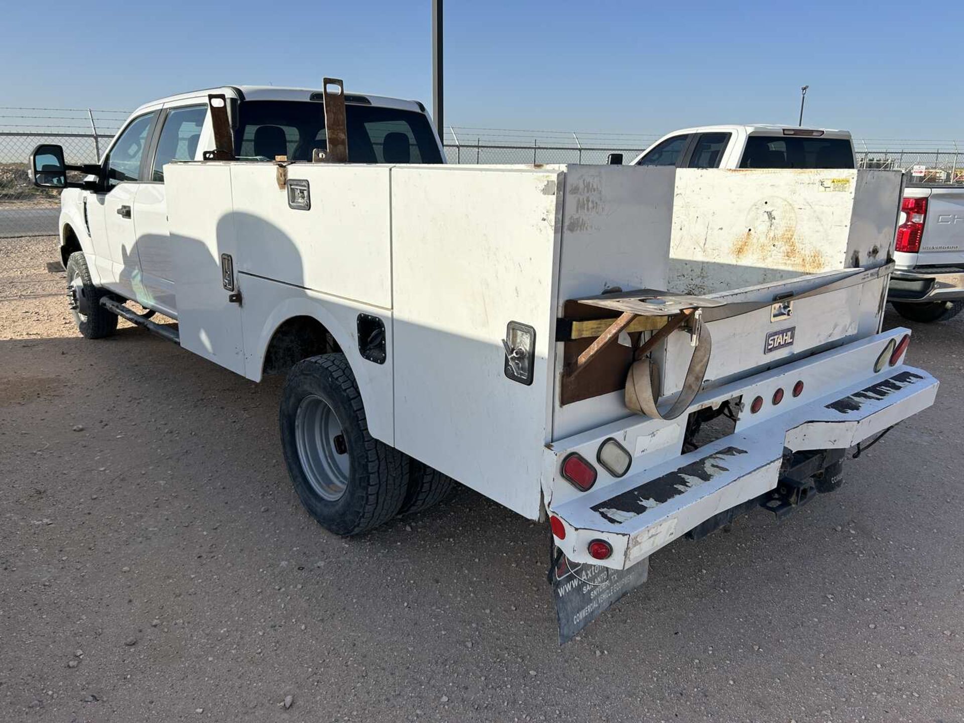 2017 FORD F350 CREW CAB MECHANIC’S TRUCK - Image 4 of 10