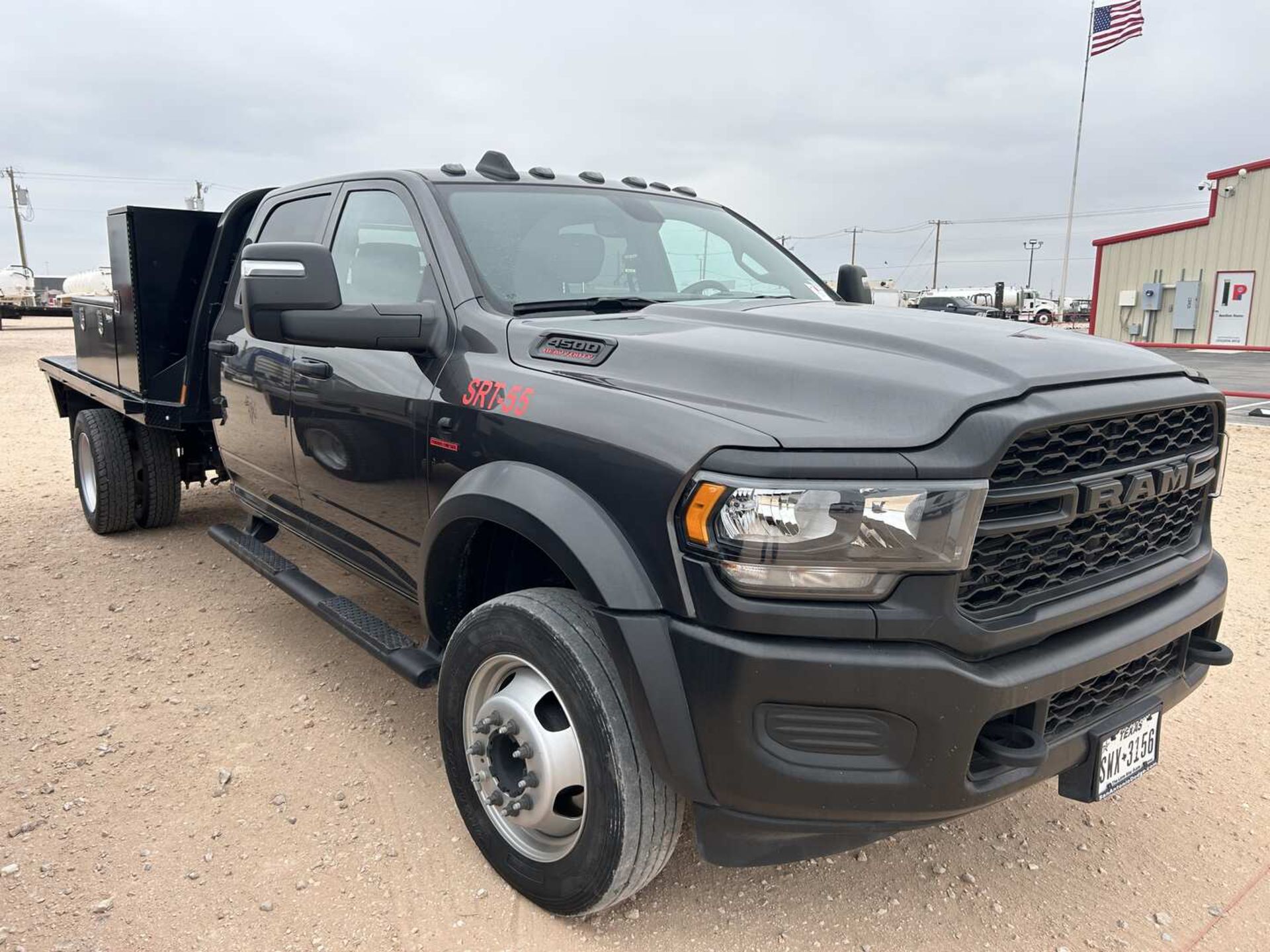 2023 DODGE RAM 4500 HEAVY DUTY CREW CAB FLATBED TRUCK - Image 2 of 14