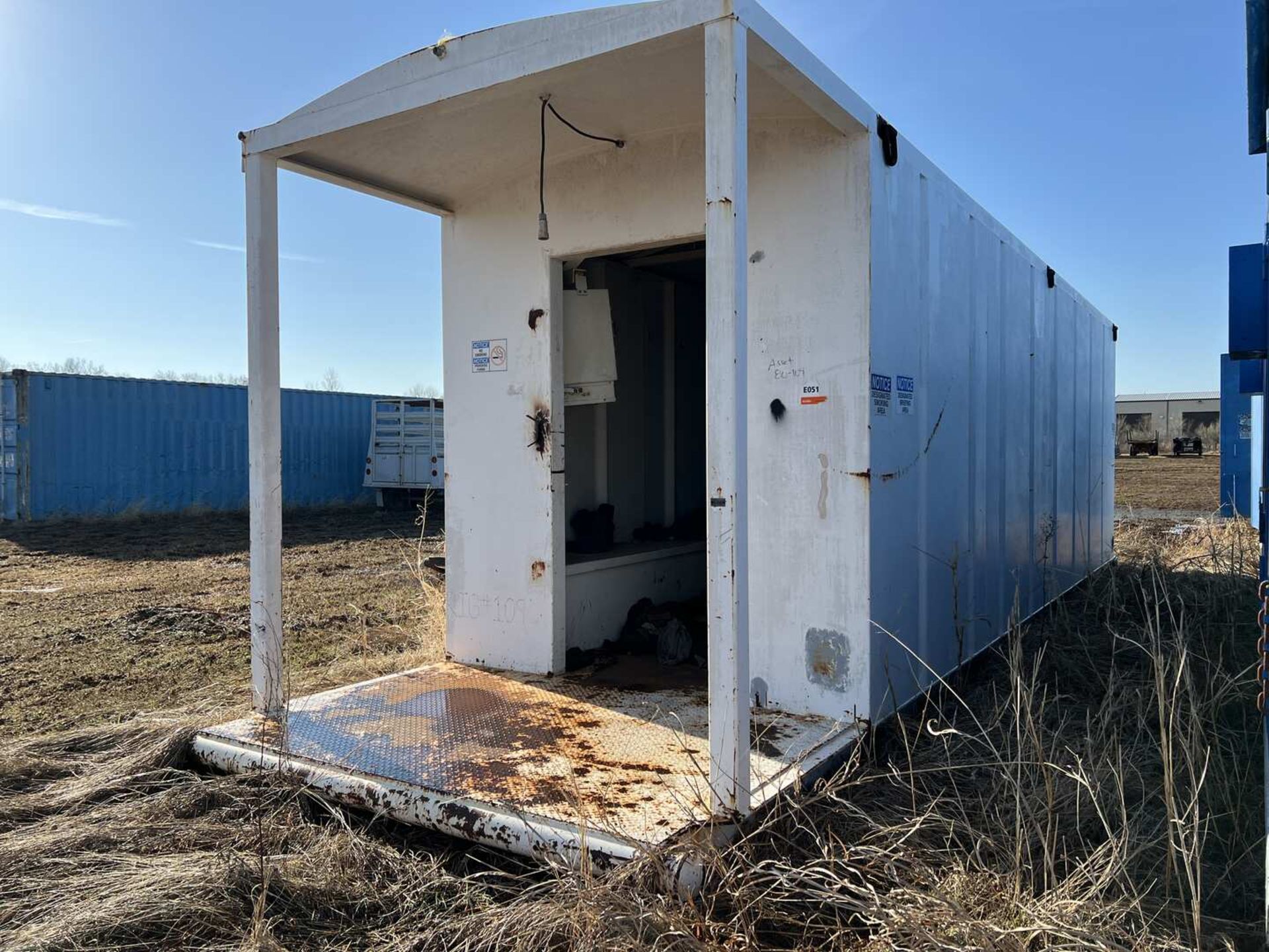 36'L X 8'W X 9'H CRIMPED STEEL DOG HOUSE W/ BENCHES & LOCKERS - Bild 3 aus 5