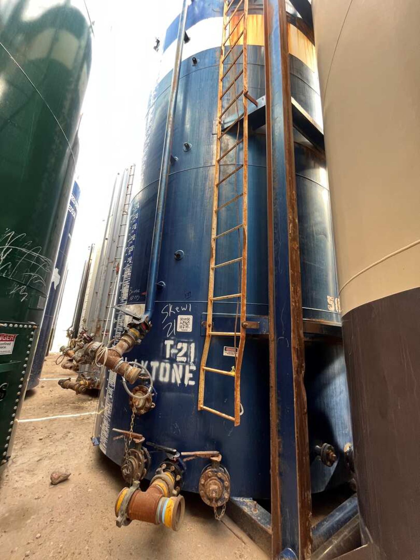 VERTICAL 400 BBL SLOPE BOTTOM FLUID TANKS