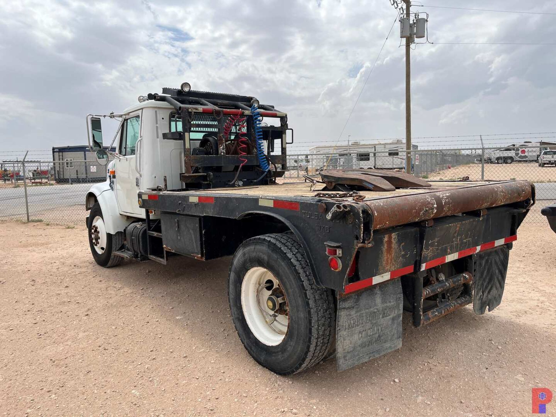 2000 INTERNATIONAL 4900 4X2 S/A DAYCAB WINCH TRUCK - Image 4 of 9