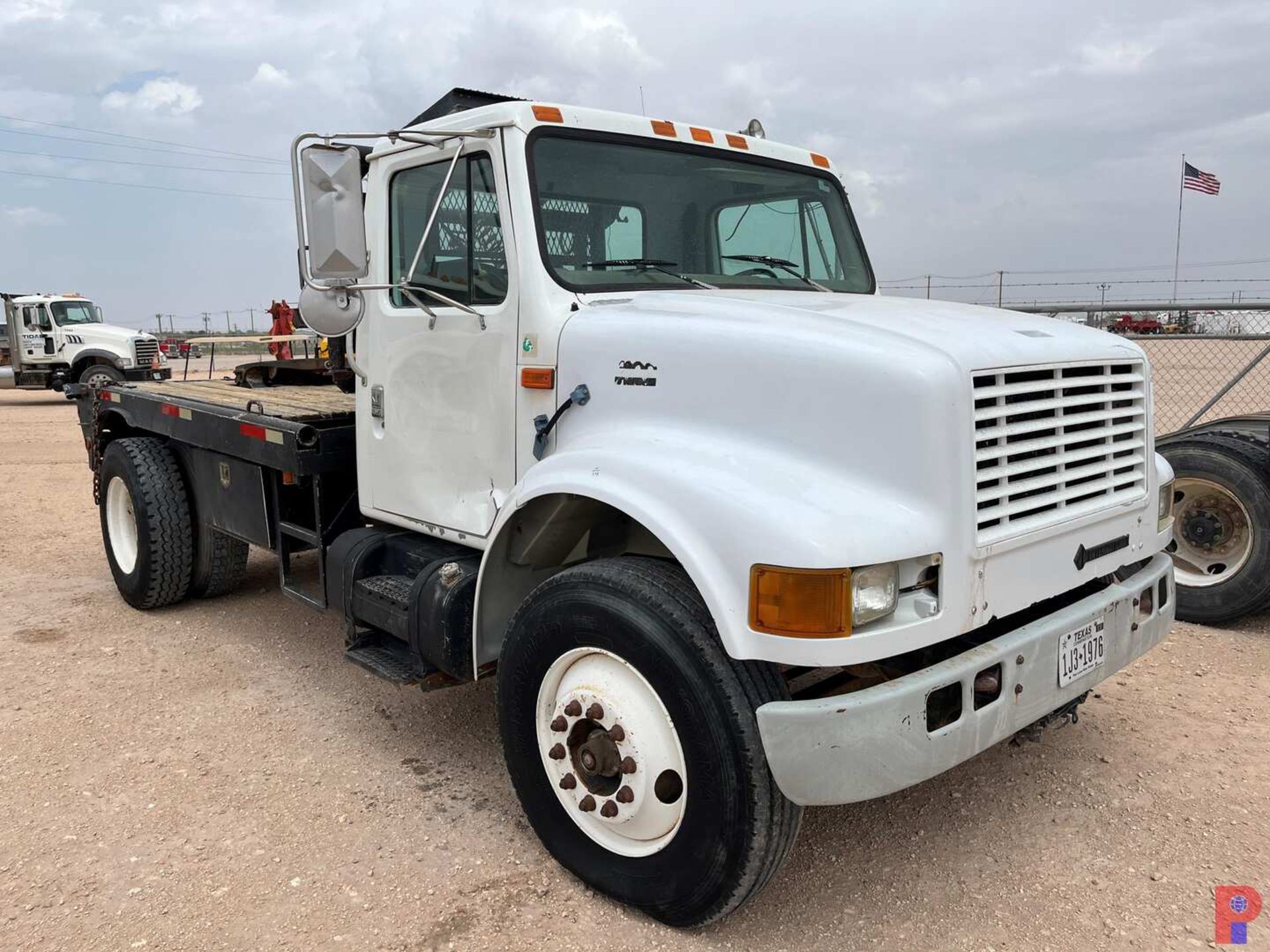 2000 INTERNATIONAL 4900 4X2 S/A DAYCAB WINCH TRUCK - Image 2 of 9