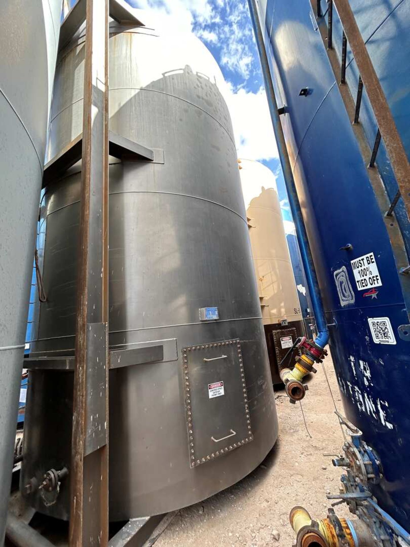 VERTICAL 400 BBL SLOPE BOTTOM FLUID TANKS - Image 2 of 3