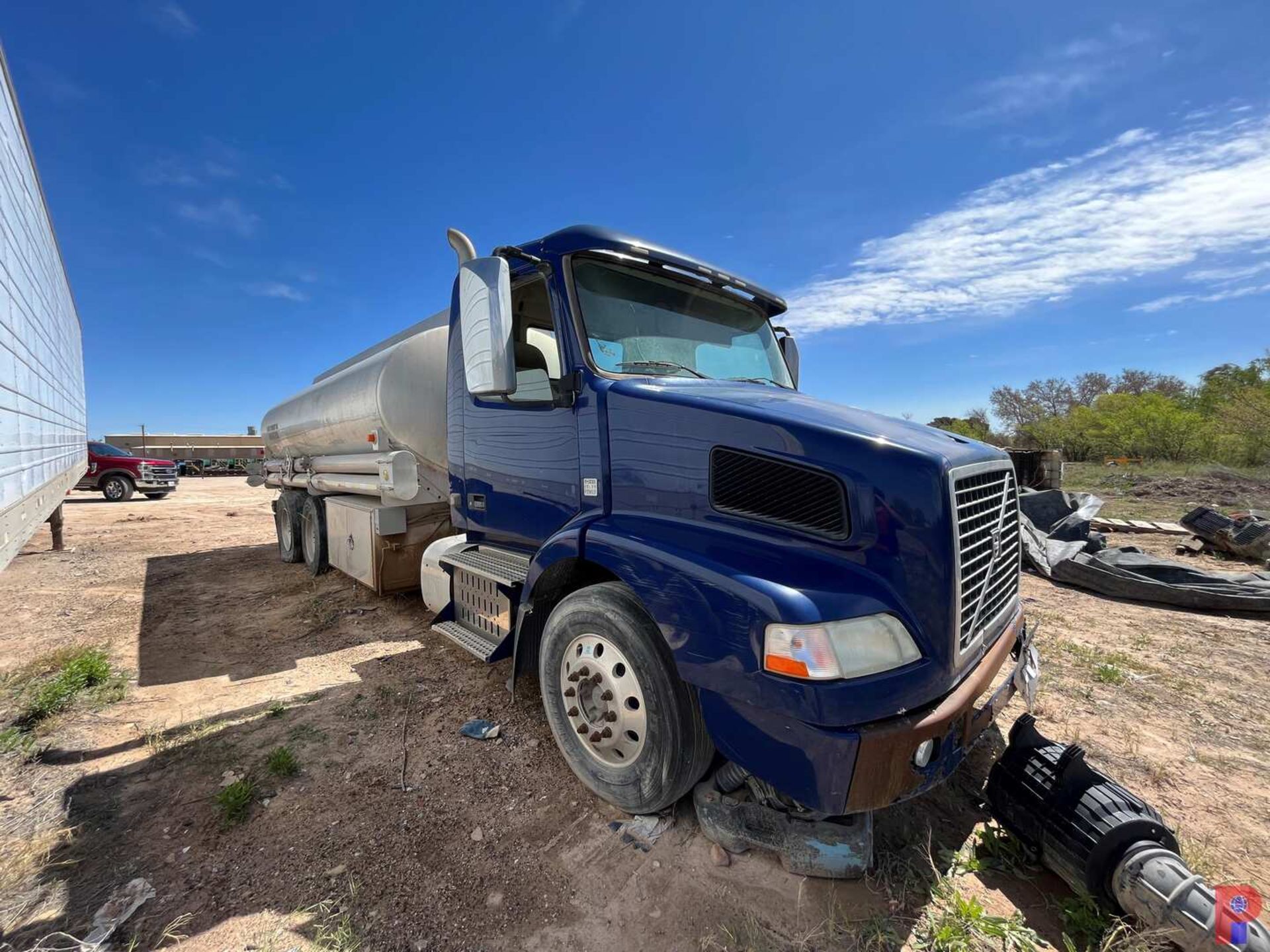 2013 VOLVO BOBTAIL FUEL TRUCK - Image 11 of 14