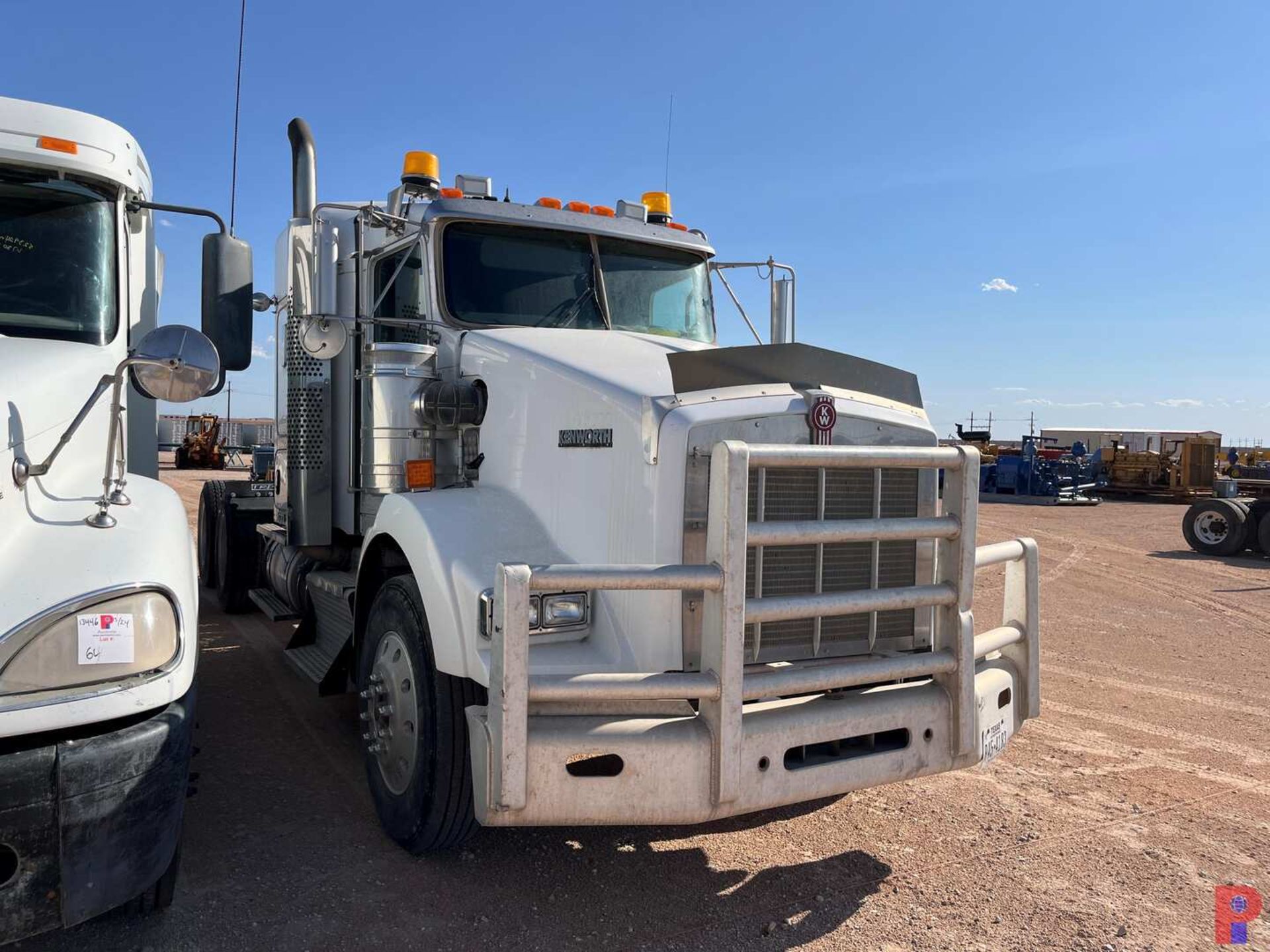 2011 KENWORTH T800 T/A SLEEPER HAUL TRUCK - Image 2 of 8