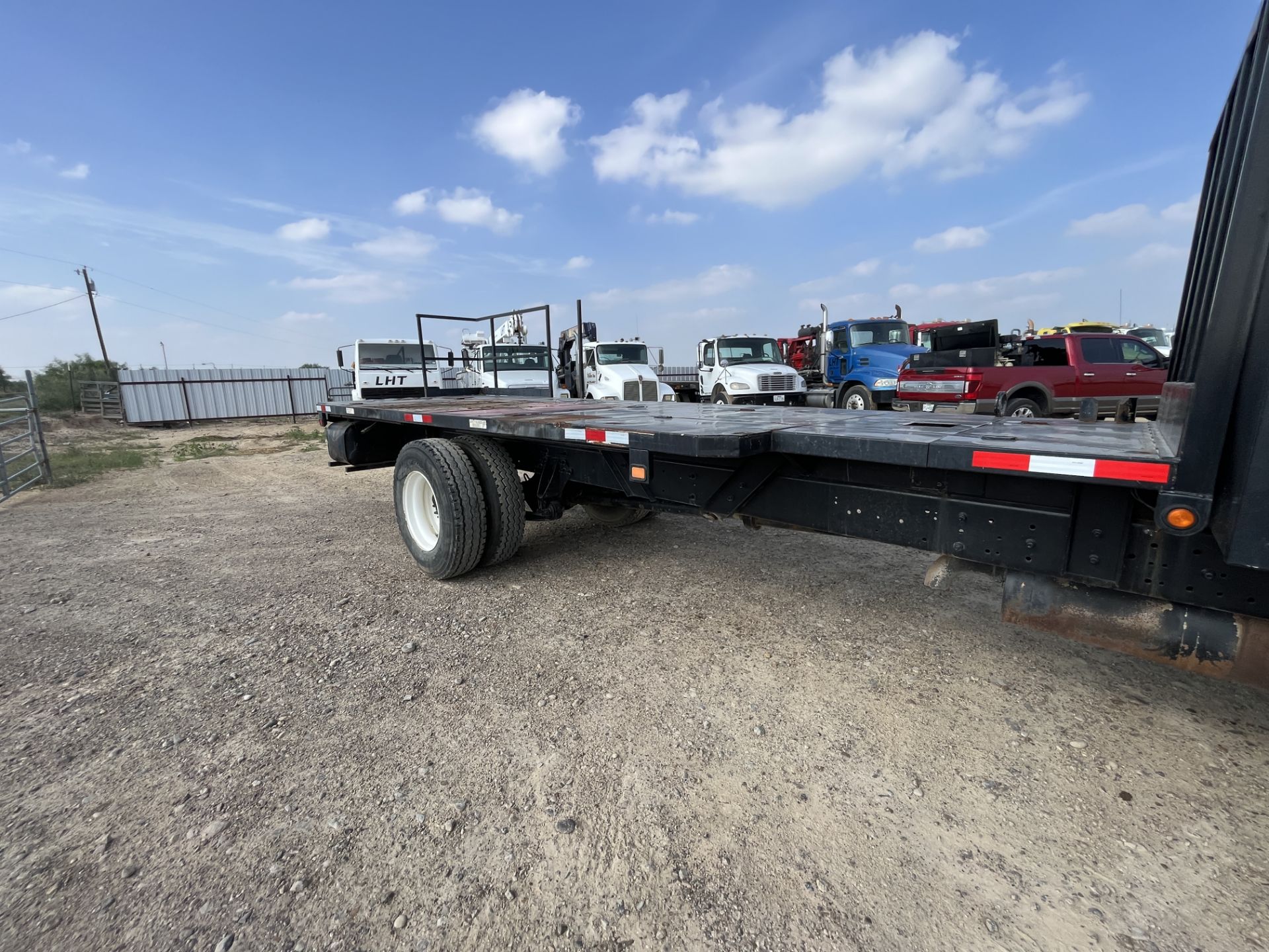 2006 INTERNATIONAL 4300 SBA S/A FLATBED TRUCK - Image 11 of 36