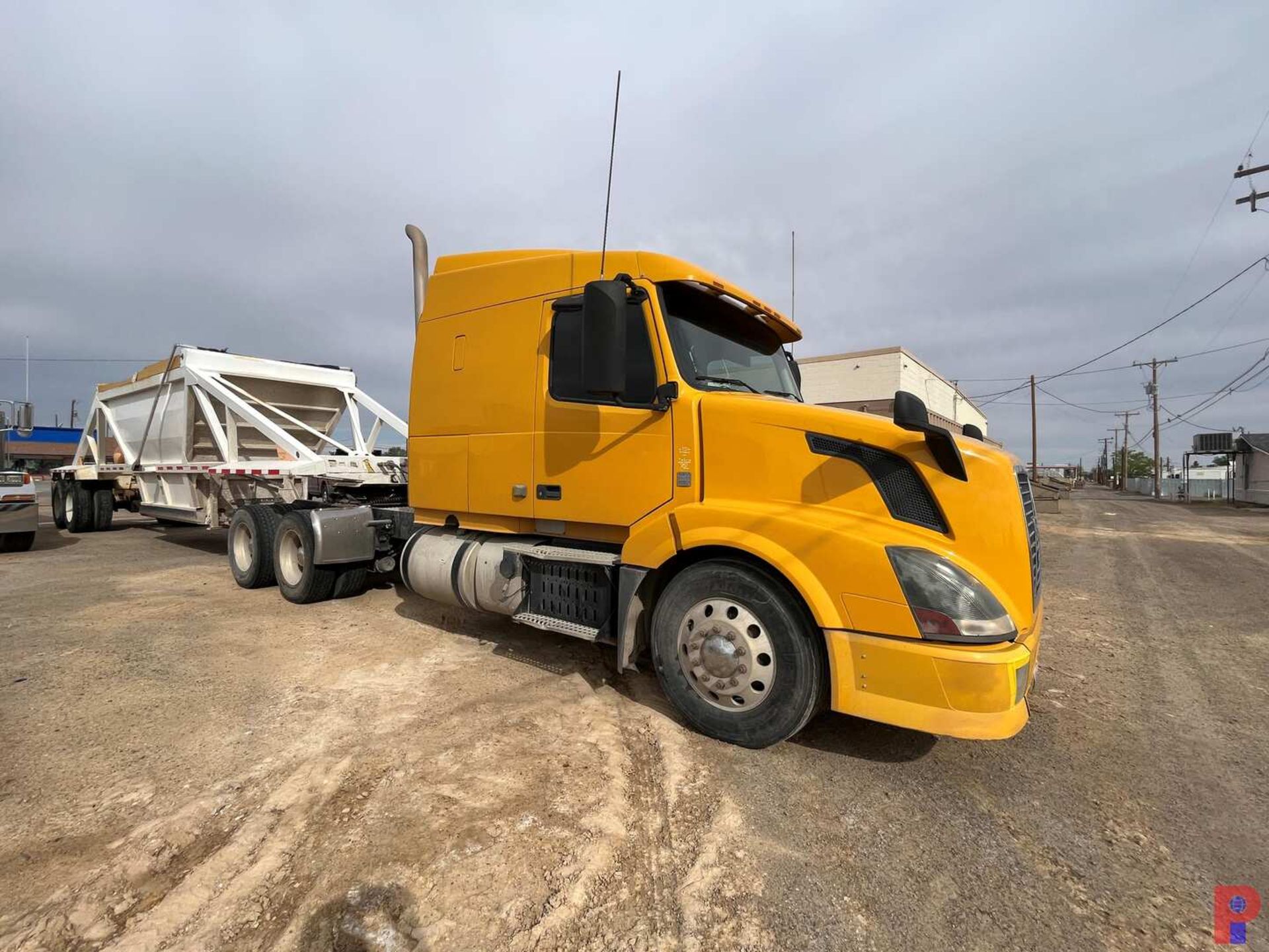 2012 VOLVO T/A SLEEPER TRUCK TRACTOR - Image 2 of 19