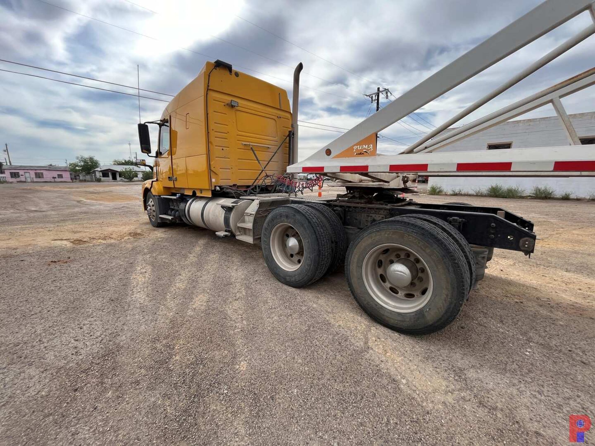 2012 VOLVO T/A SLEEPER TRUCK TRACTOR - Image 8 of 19