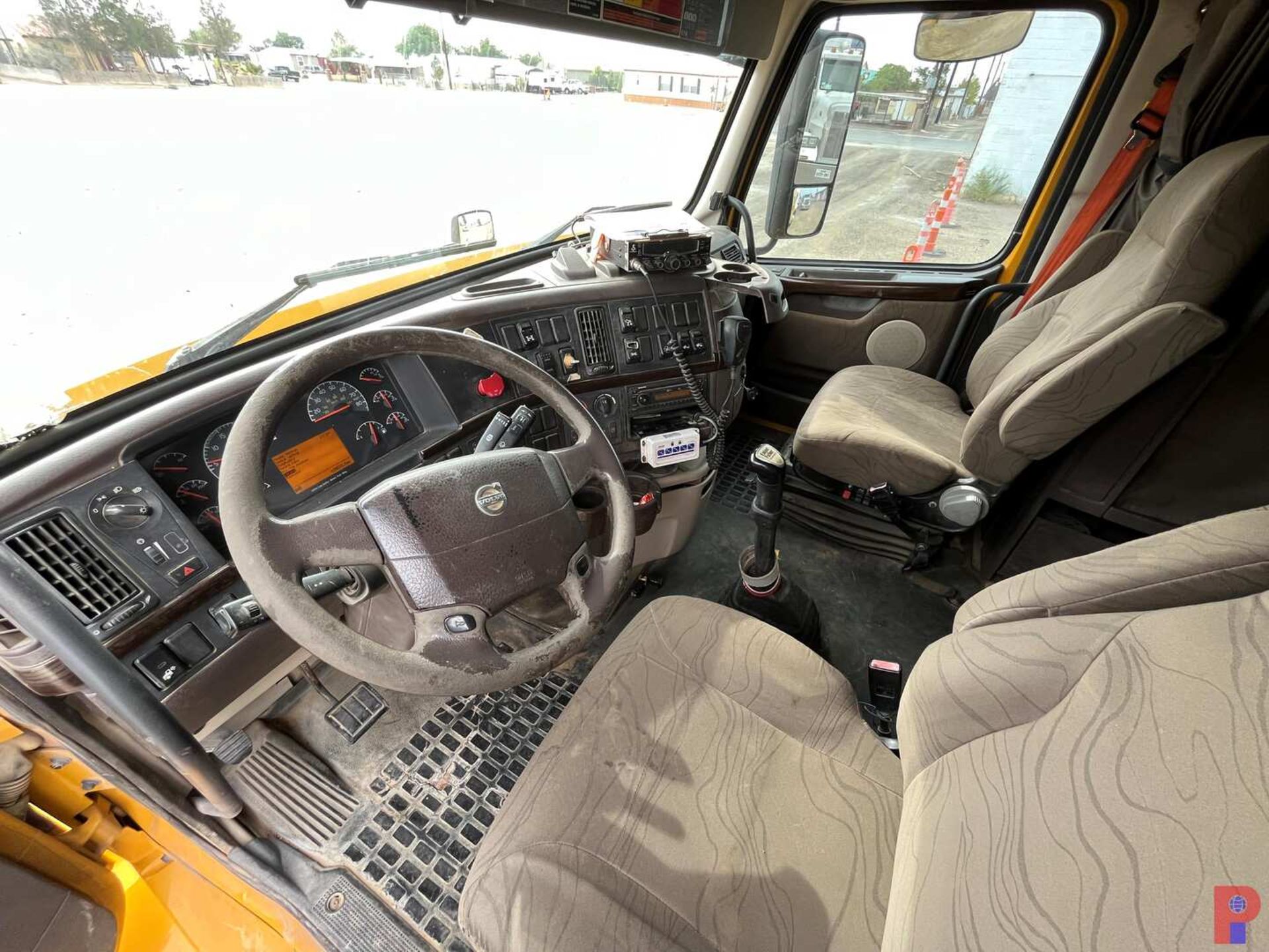 2012 VOLVO T/A SLEEPER TRUCK TRACTOR - Image 12 of 19