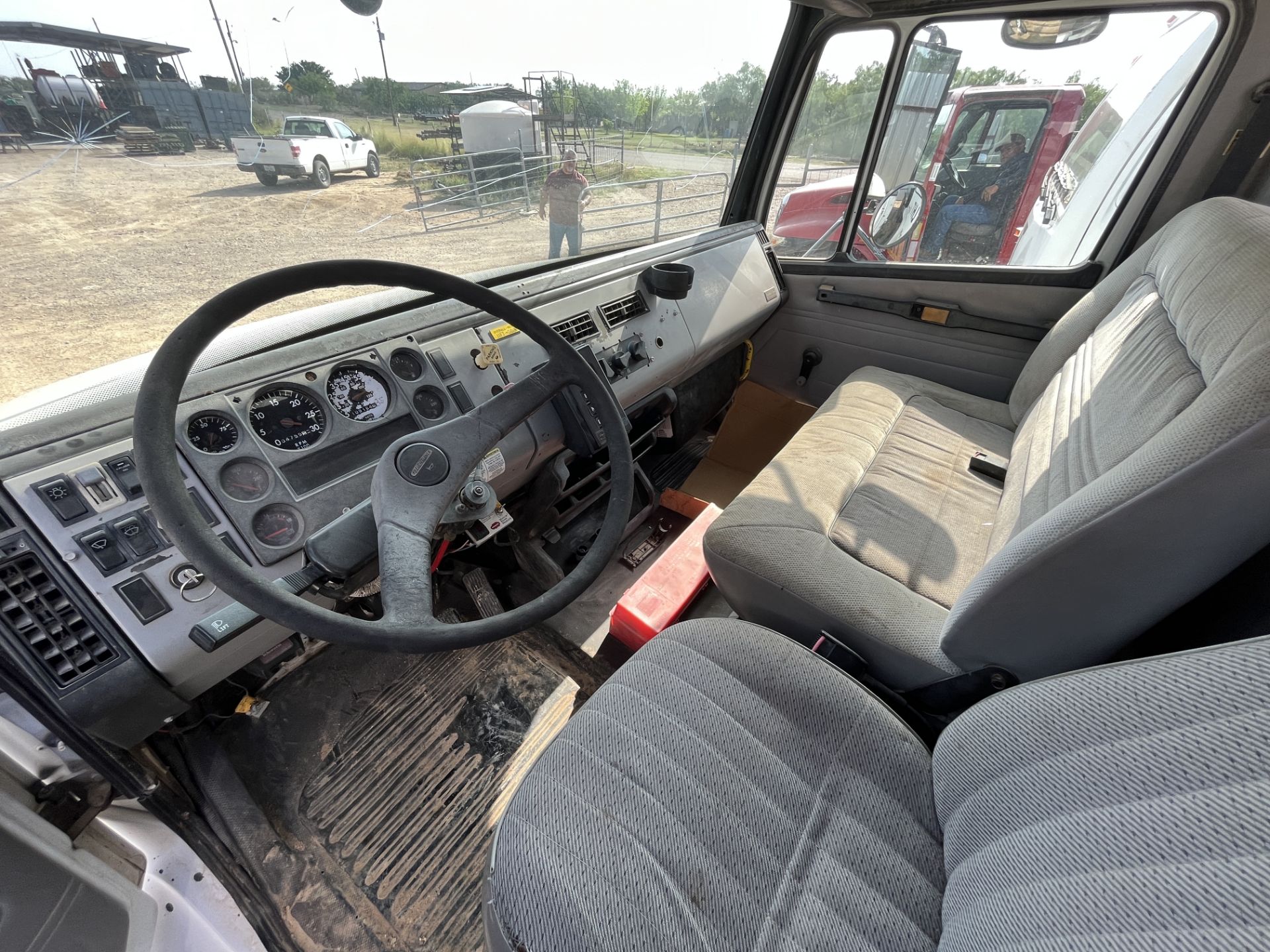 1998 FREIGHTLINER FL70 W/10K COMMANDER CRANE - Image 13 of 48