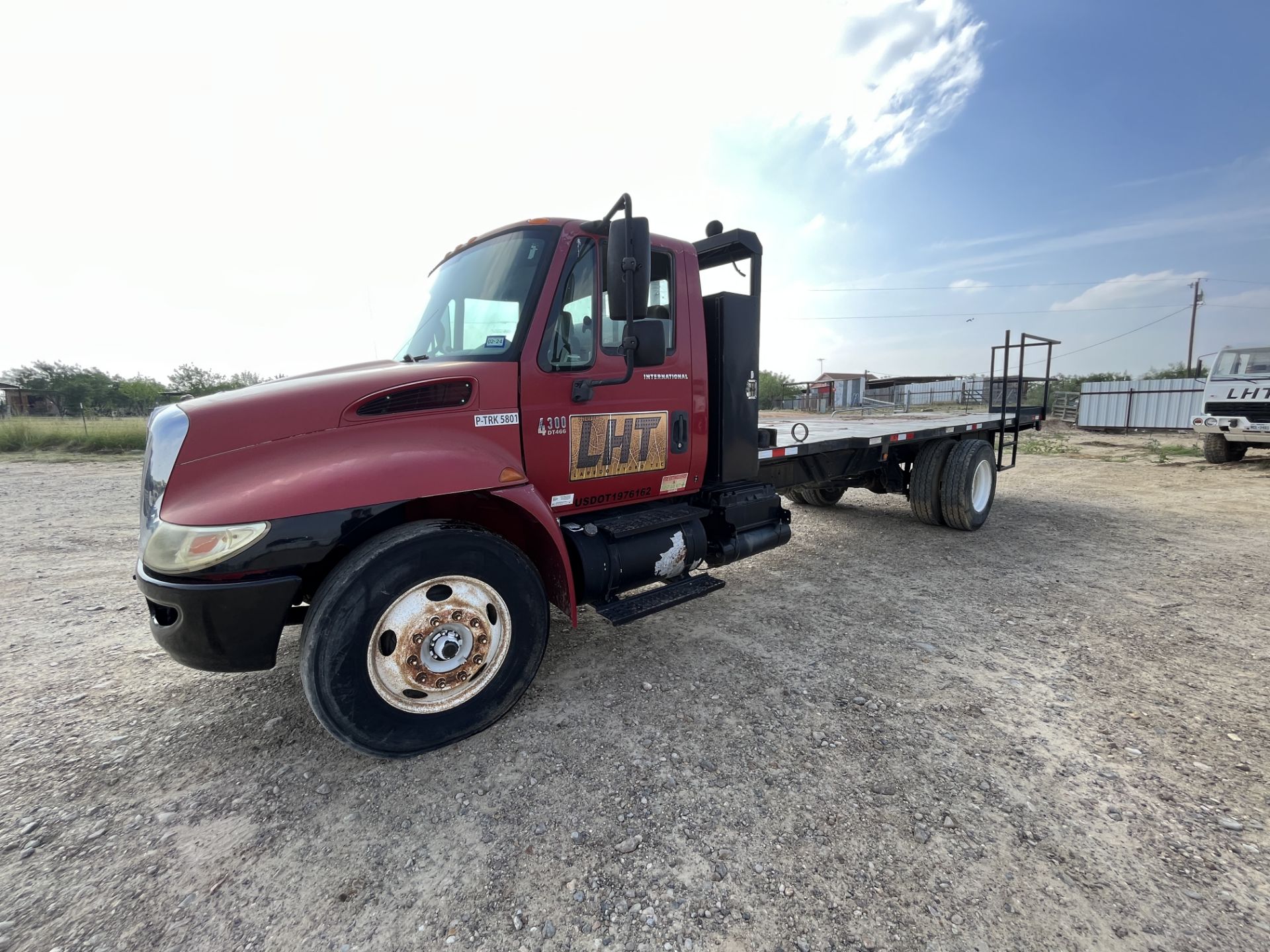 2006 INTERNATIONAL 4300 SBA S/A FLATBED TRUCK - Image 2 of 36