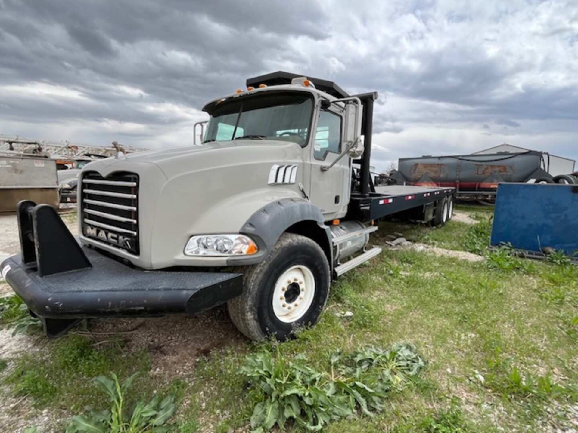 2009 MACK GU813 T/A