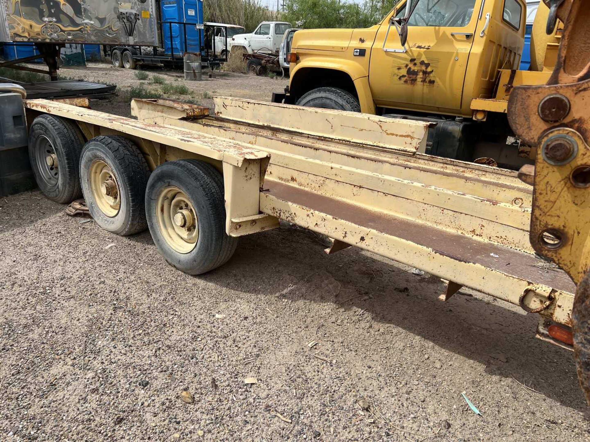 1984 BELSHE TRIAXLE EQUIPMENT TRAILER - Image 2 of 7