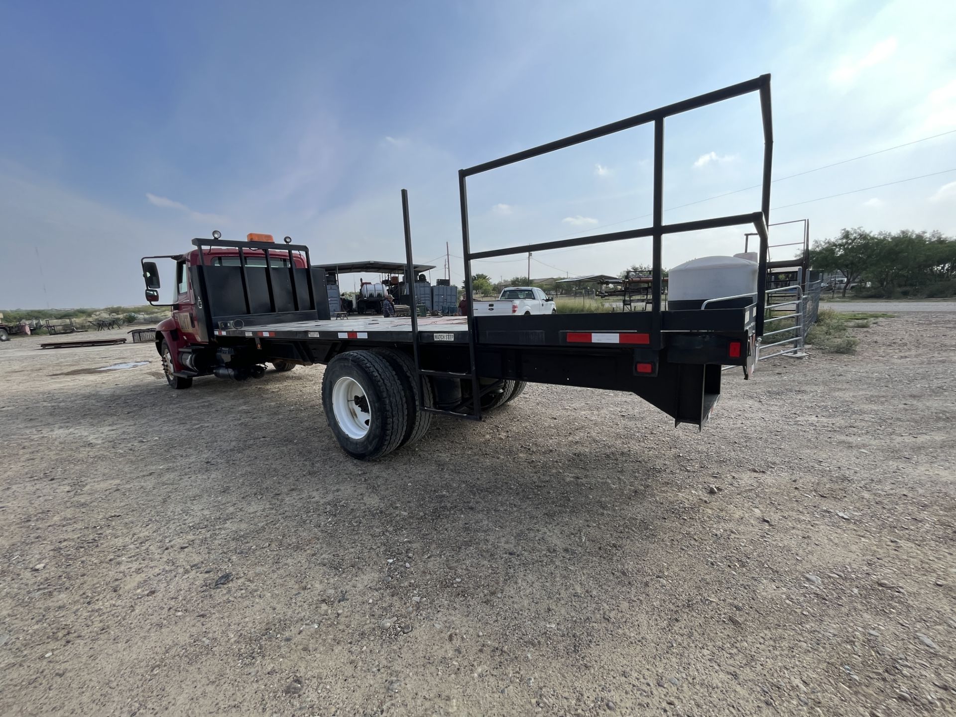 2006 INTERNATIONAL 4300 SBA S/A FLATBED TRUCK - Image 13 of 36