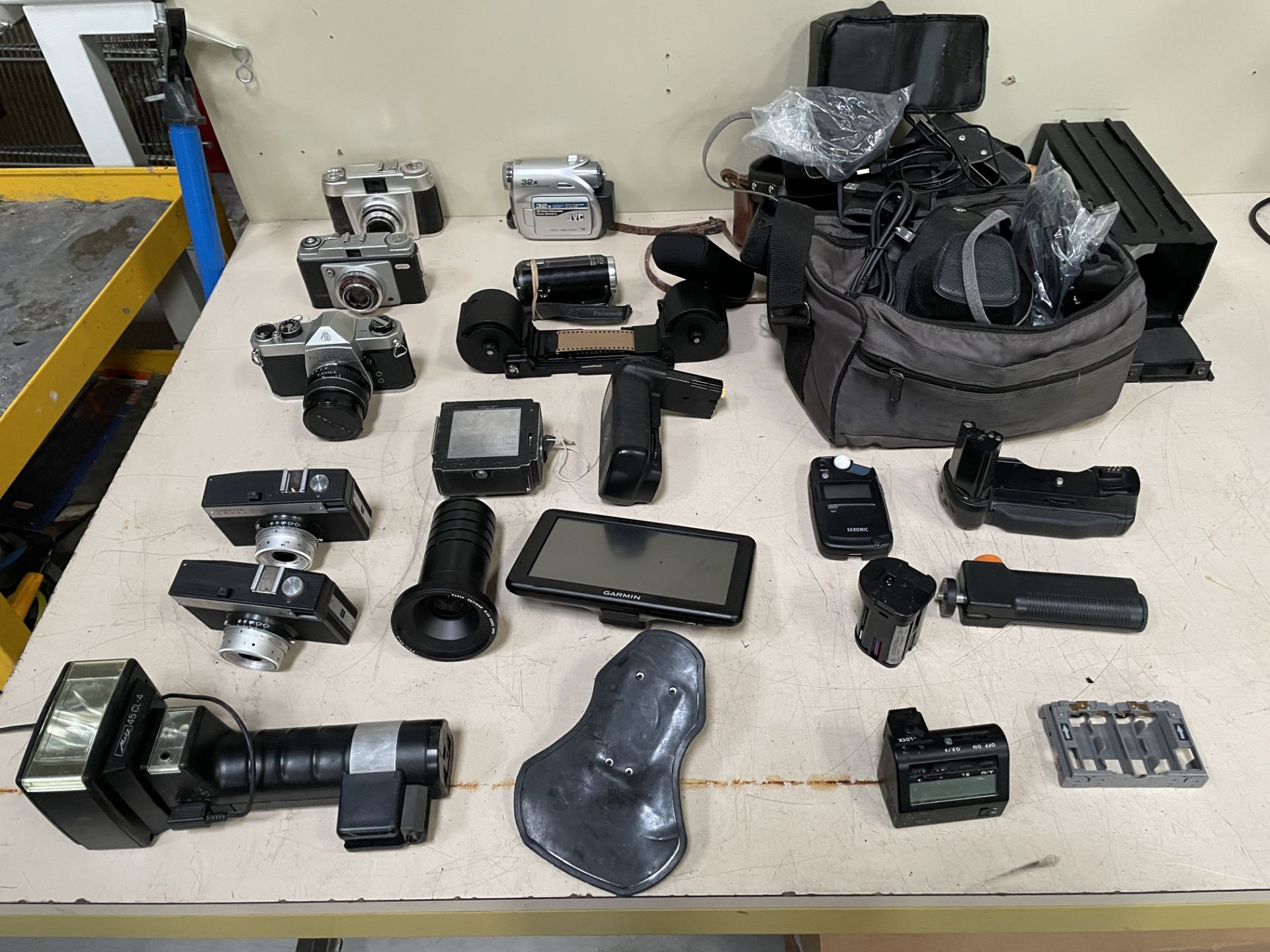 Various Vintage Cameras, Cases etc (Location: Brentwood. Please Refer to General Notes)