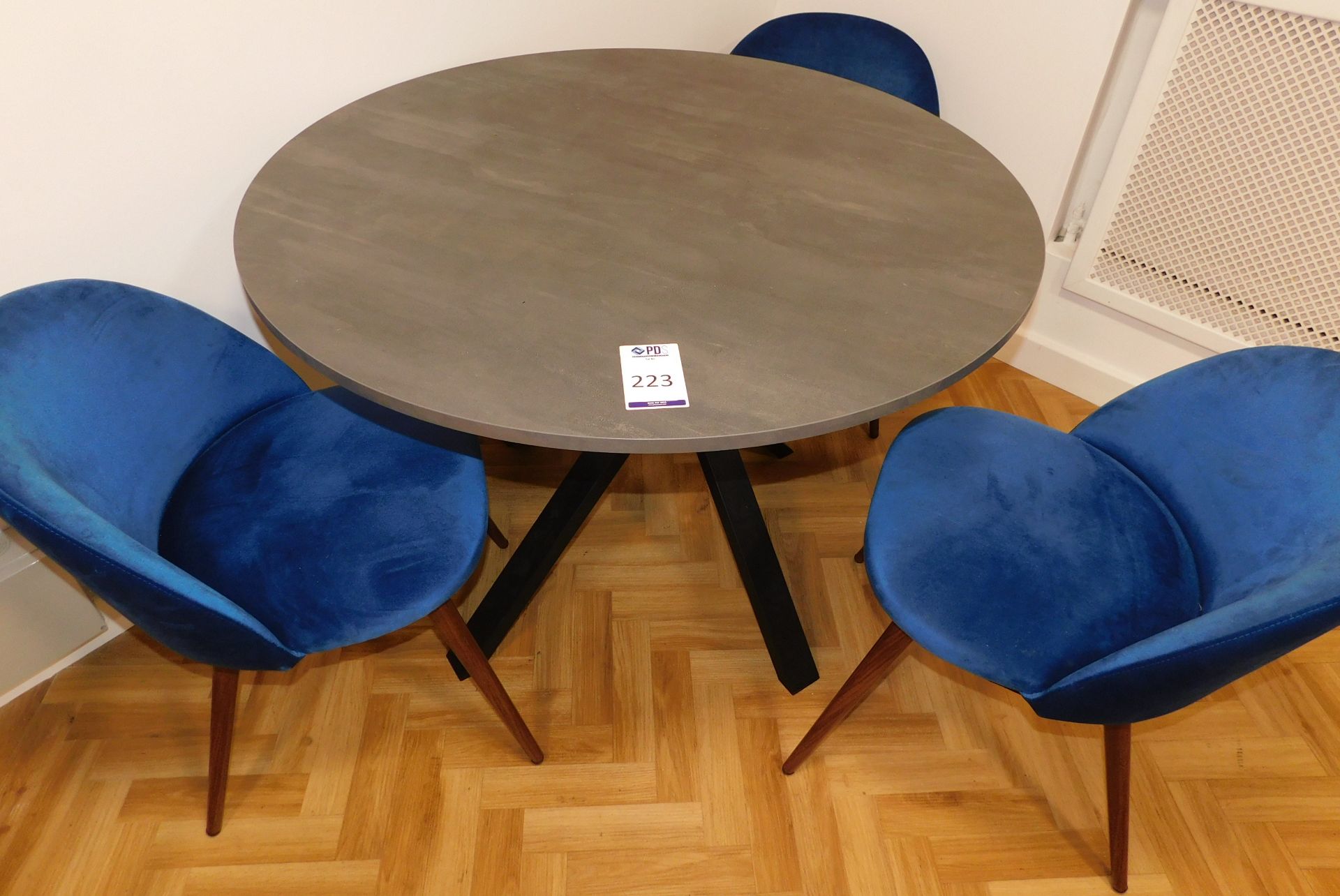 Circular Meeting Table, 1,050mm, 3 Blue Suede Effect Chairs & White Laminate Table (Location: - Bild 2 aus 3