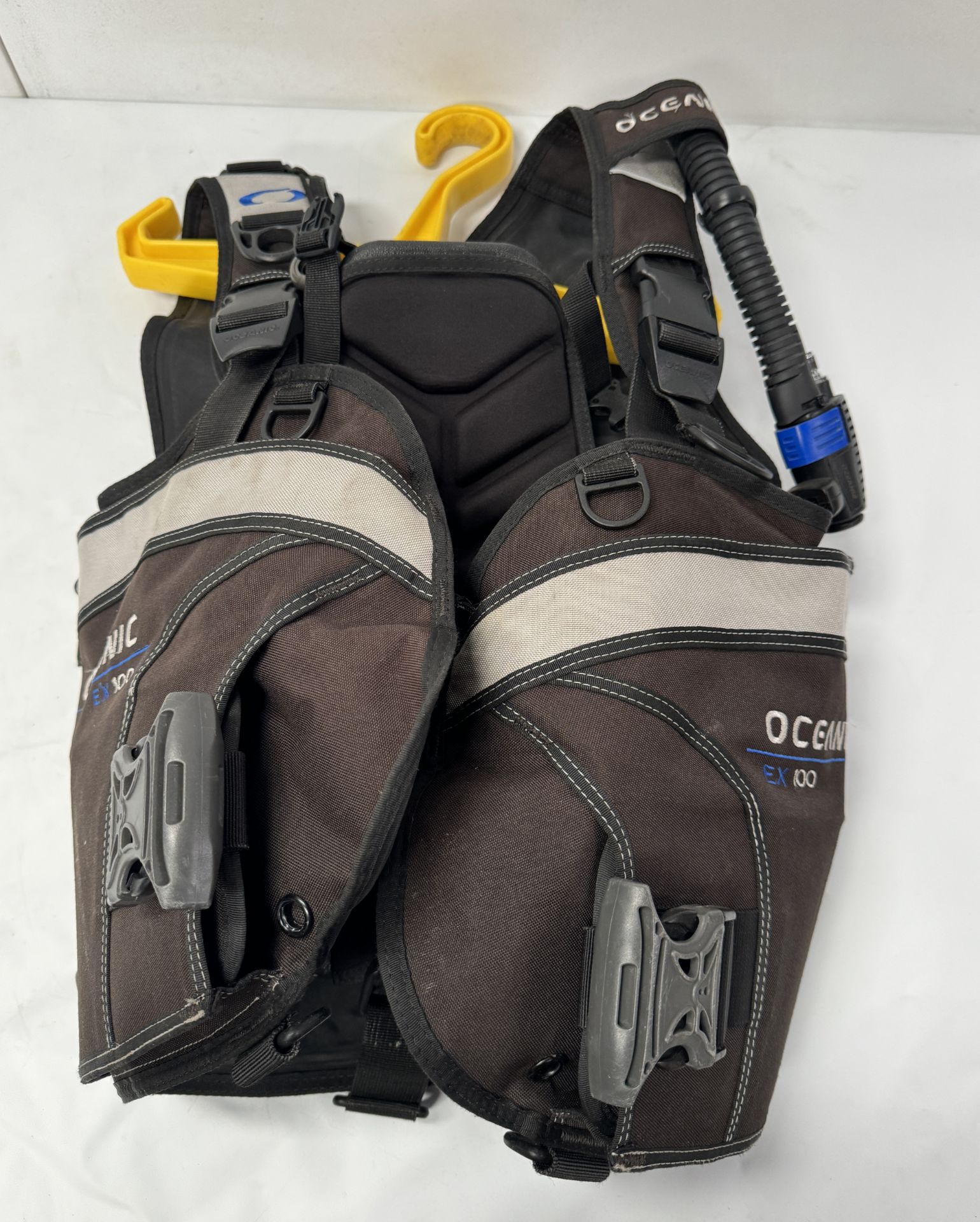 Souli3 Aqualung (Size MD) & Oceanic EX100 (Size SM) Buoyancy Compensators (Location: Brentwood. - Image 3 of 5