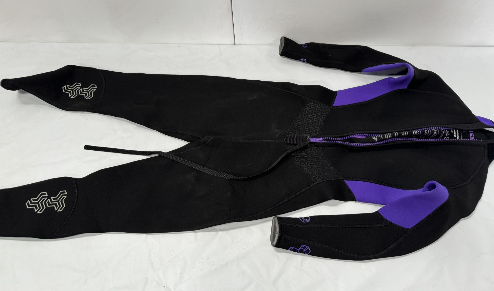 Kids Osprey Wetsuit, Aqua Lung Woman’s Wetsuit (Size M), Beuchat & Seac Wetsuits (Location: - Image 6 of 10