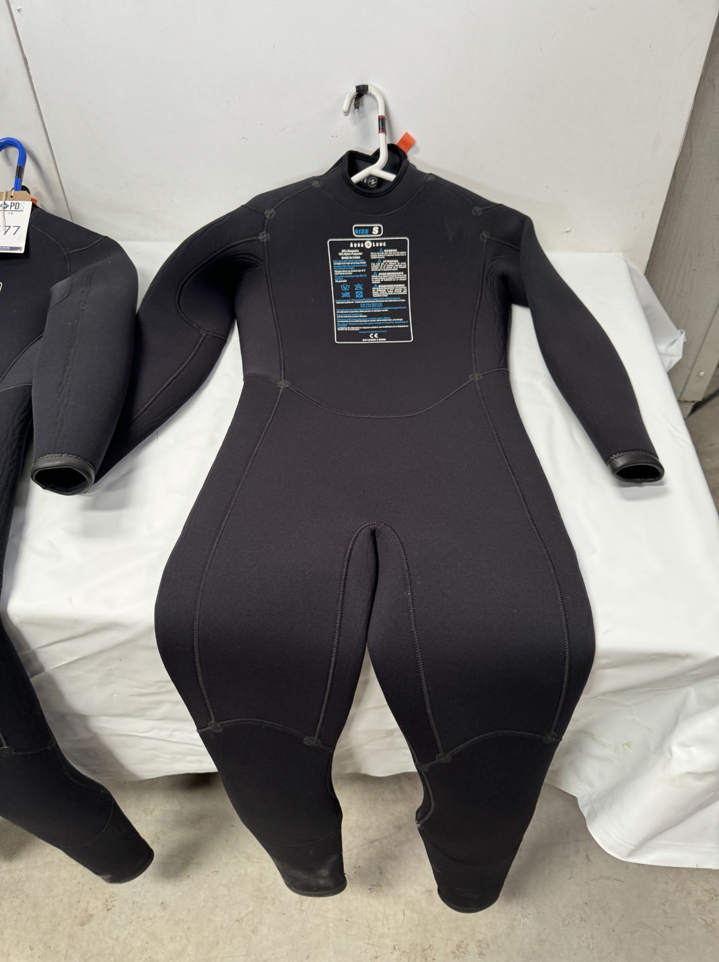 Three Aqualung Wetsuits, Size S (Location: Brentwood. Please Refer to General Notes) - Bild 6 aus 7