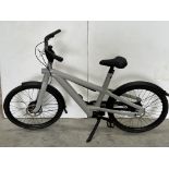 VanMoof A5 Electric Bike, Frame Number AST62H00329I, Serial Number AVTCA500033OA (NOT ROADWORTHY -