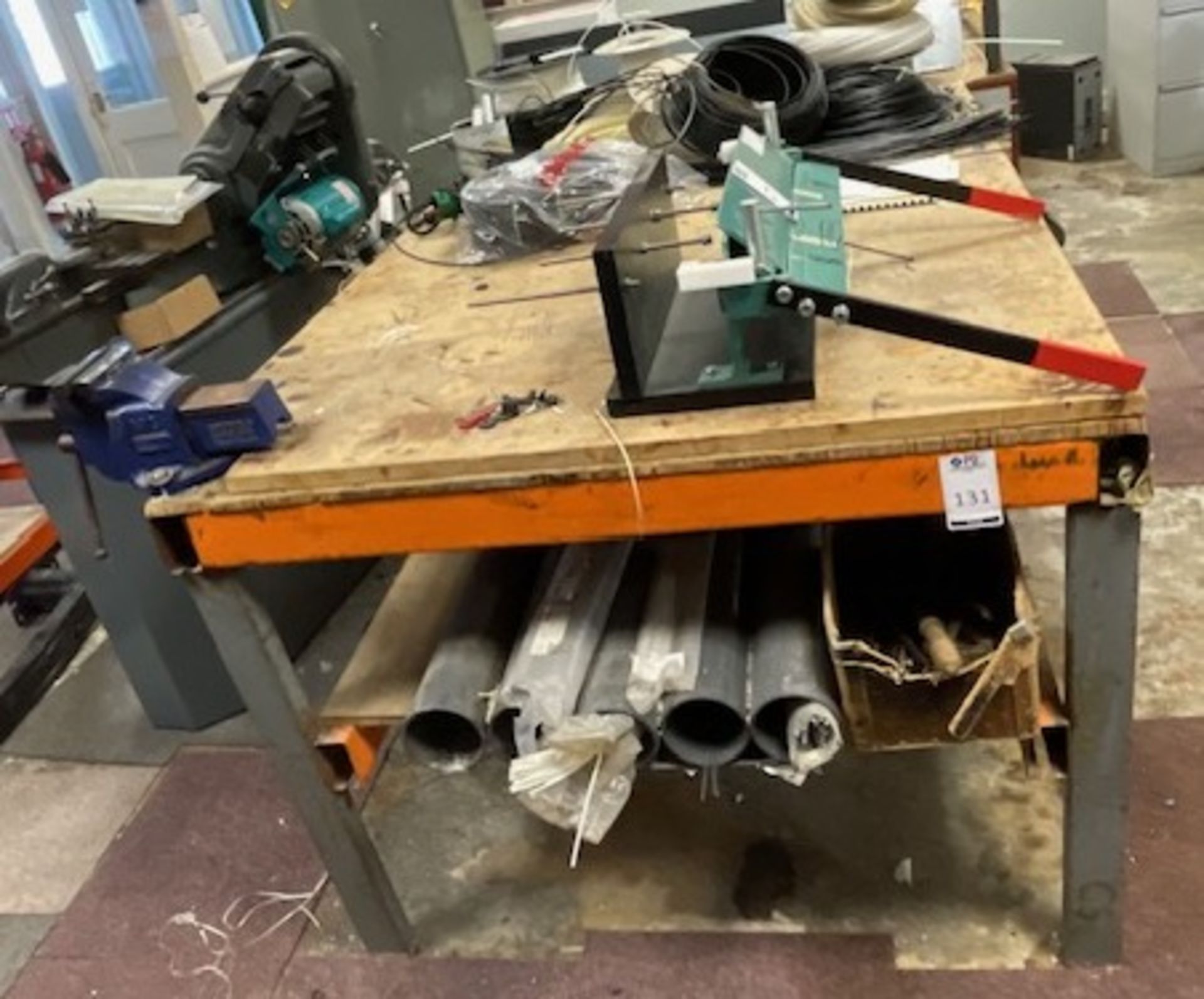 Welded Pallet Rack Framed Bench Fitted with Record No3 Engineer’s Vice (Location: Earls Barton. - Bild 2 aus 3