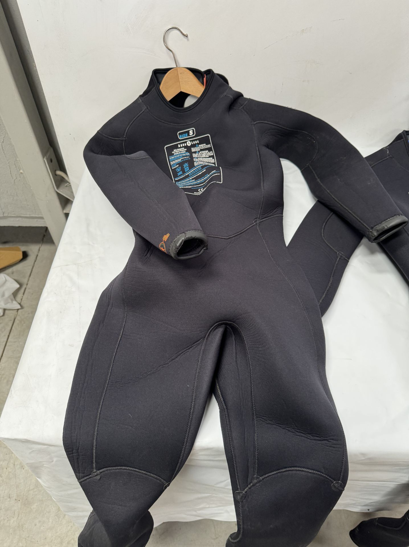 Three Aqualung Wetsuits, Size S (Location: Brentwood. Please Refer to General Notes) - Bild 2 aus 7