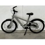 VanMoof A5 Electric Bike, Frame Number AST62H00320I, Serial Number AVTCA500024OA (NOT ROADWORTHY -