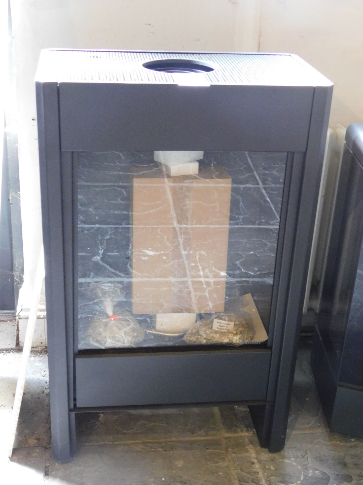 Ex-Display Unbadged Stove (Where the company’s description/price information is shown in the images,