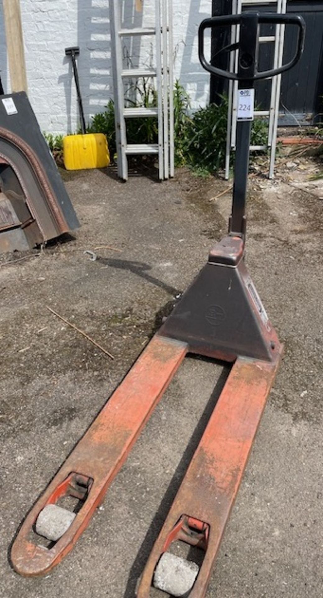 BT Pallet Truck (Location: Romford. Please Refer to General Notes)