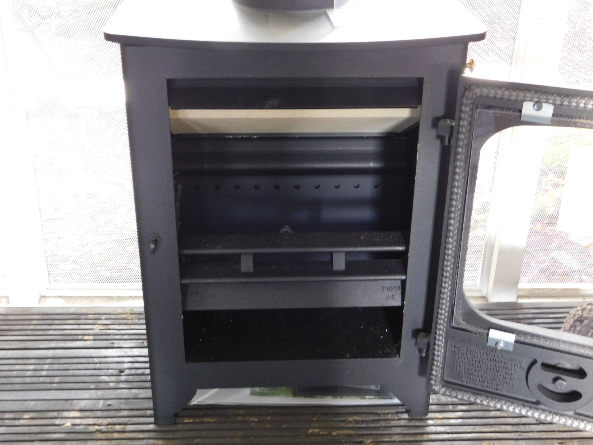 Ex-Display Charnwood “Country 4” 5kw Woodburning Stove (Where the company’s description/price - Image 2 of 3