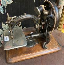 Vintage hand sewing machine. (B.P. 21% + VAT)