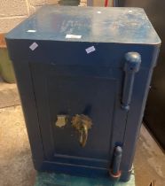 Cast iron safe with key. (B.P. 21% + VAT)