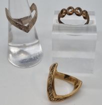 9ct gold ring together with a 9ct gold wishbone ring. 5.3g approx. Together with a silver wishbone