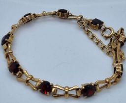 9ct gold and garnet bracelet. 12.2g approx. (B.P. 21% + VAT)