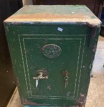 Cast iron safe with keys. (B.P. 21% + VAT)