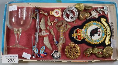 Tray of assorted RAF related items including: cap badges, buttons, blazer badge, pin badges, wine