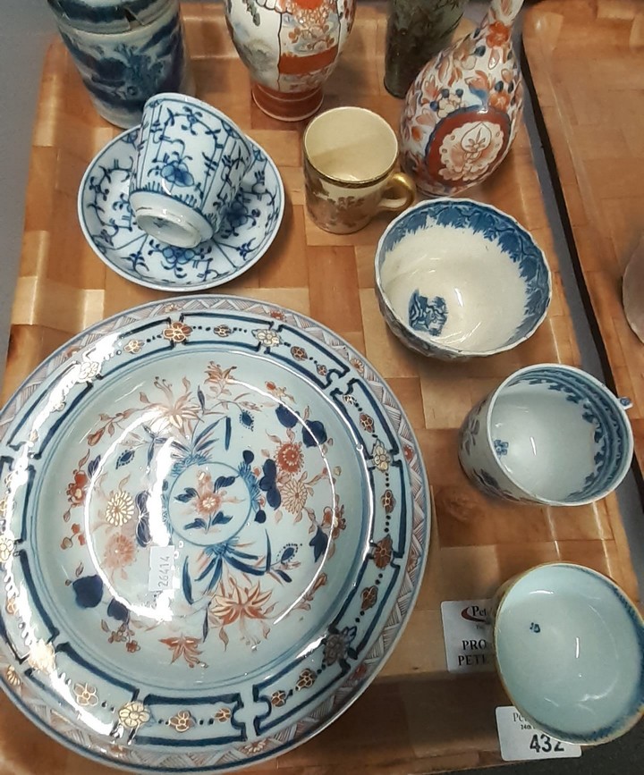Tray of oriental and oriental style items to include: Japanese vases, cloisonne Chrysanthemum and - Image 5 of 10